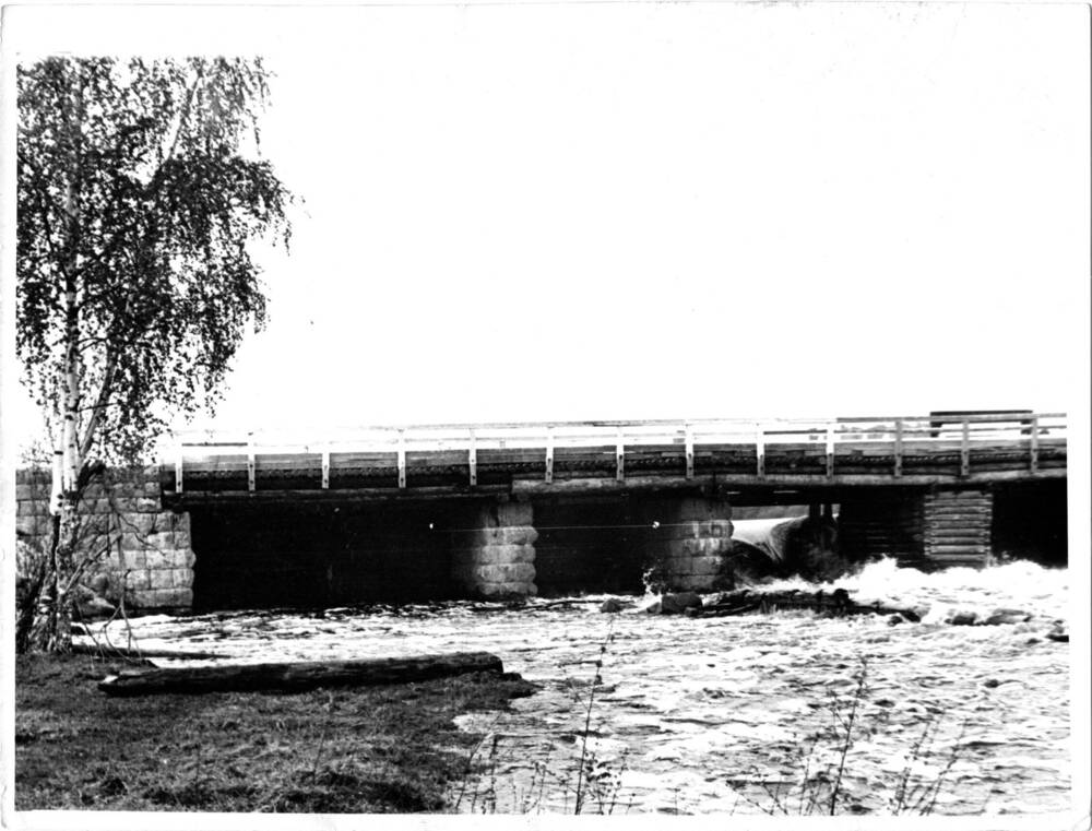 Фотография. Каратсалми. Паводок 1981 г. 18-28 мая. Мост через реку Каратйоки