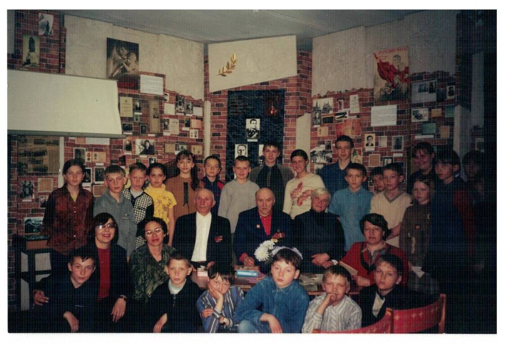 Фотография цветная групповая. Ученики СОШ №1 на встрече с ветеранами ВОв и тружениками тыла в музее г. Вяземский.
