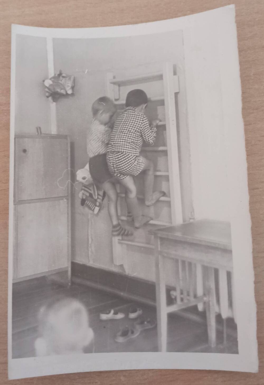 Фотография ч/б. Два мальчика занимаются на шведской стенке в детском саду г. Сковородино.