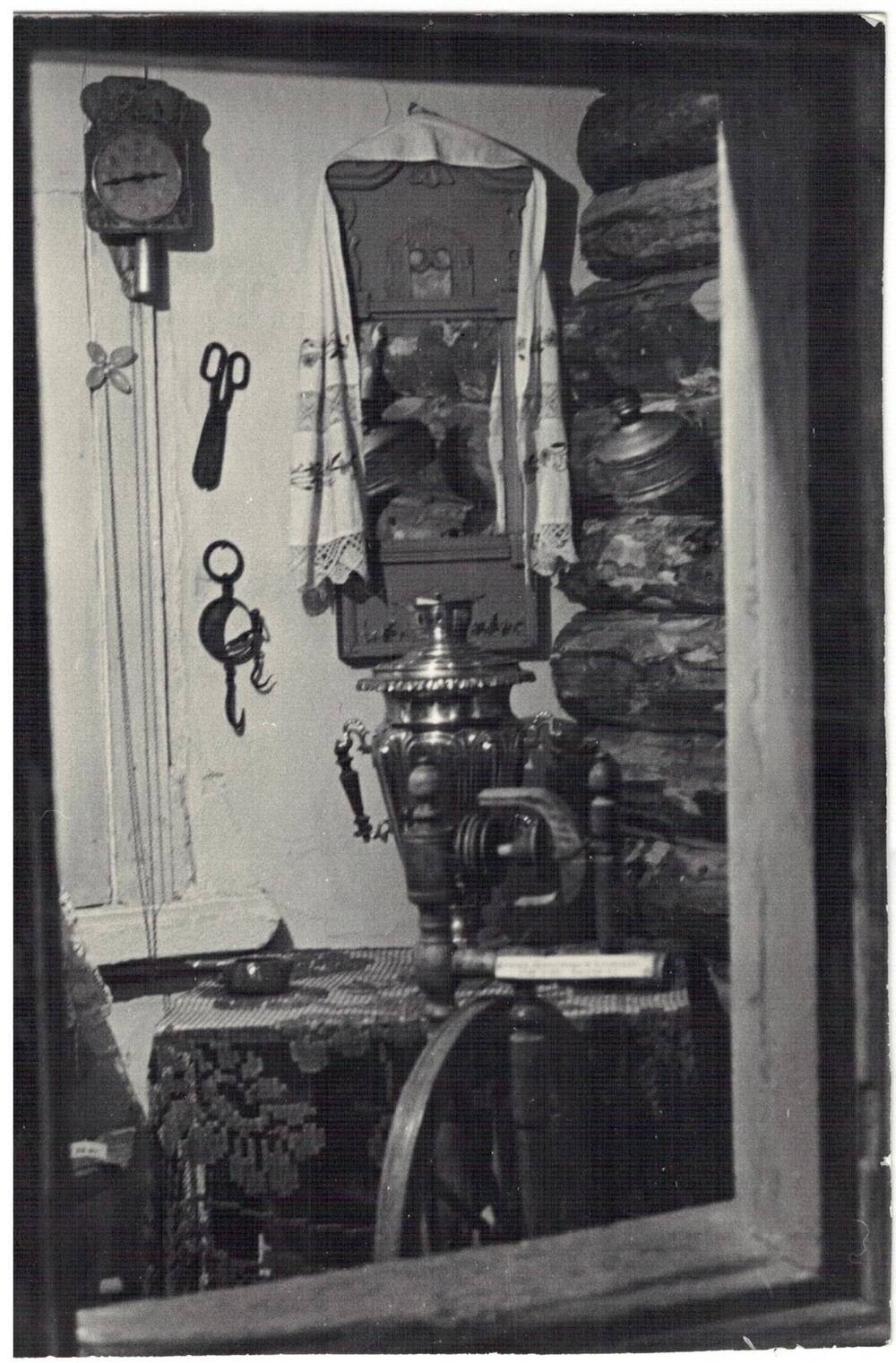 Фотография ч/б. Экспозиция музея внутри дома (старое здание по ул. Козюкова).