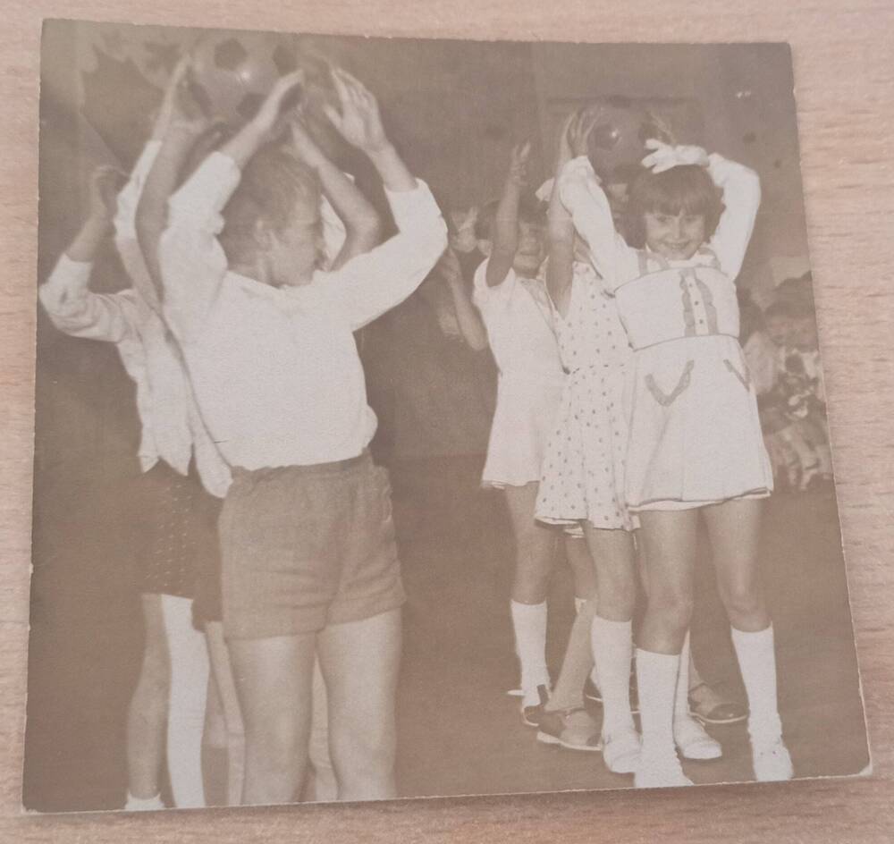 Фотография ч/б.Соревнования между мальчиками и девочками по передачи мяча. г. Сковородино, детский сад №1.