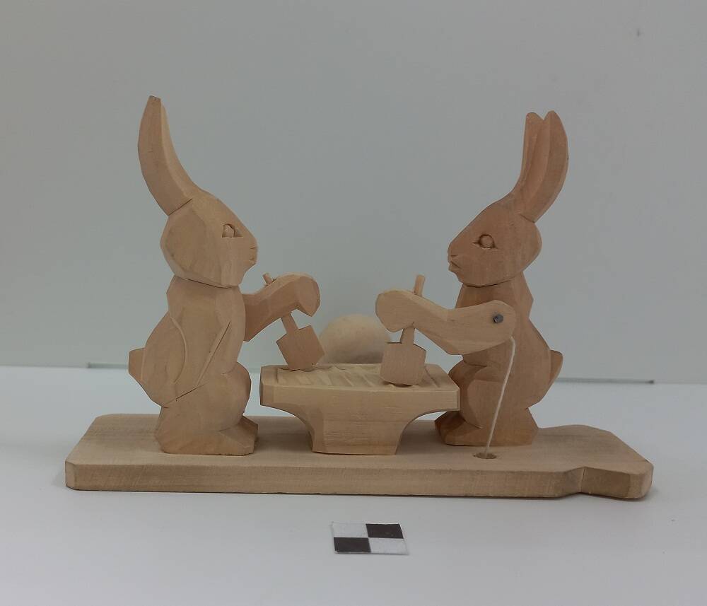 Богородская игрушка «Два зайца бьют молоточком по наковальне»