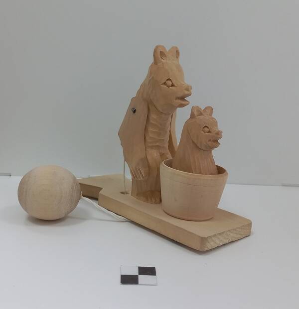 Богородская игрушка «Медведица купает медвежонка»