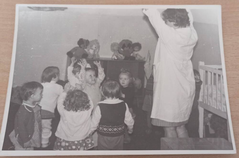 Фотография ч/б.Воспитатель проводит занятия с группой детей ясельного возраста. г.Сковородино, ясли-сад..