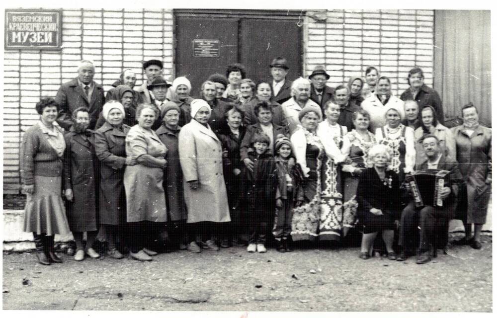Фотография ч/б групповая, встреча ветеранов войны и труда в Вяземском краеведческом музее.