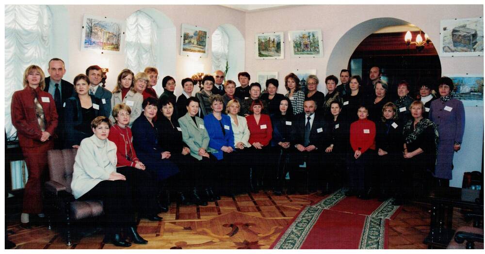 Фотография цветная коллективная. Соколова Л.В. - директор музея г. Вяземского на форуме музейных работников ДВ (слева 8-я во втором ряду).
