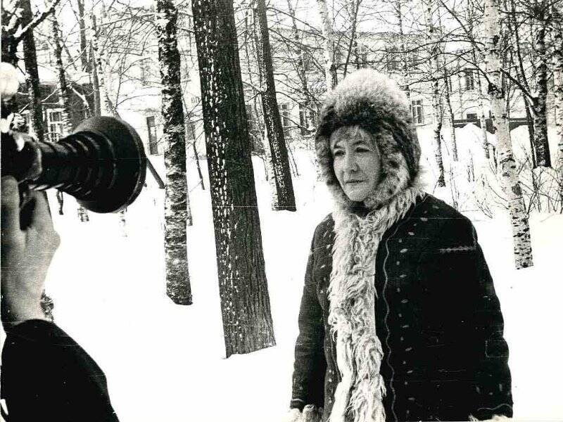 Фотография. «Съемки фильма о поэте С.С. Орлове. Юлия Друнина перед камерой на аллеях»
