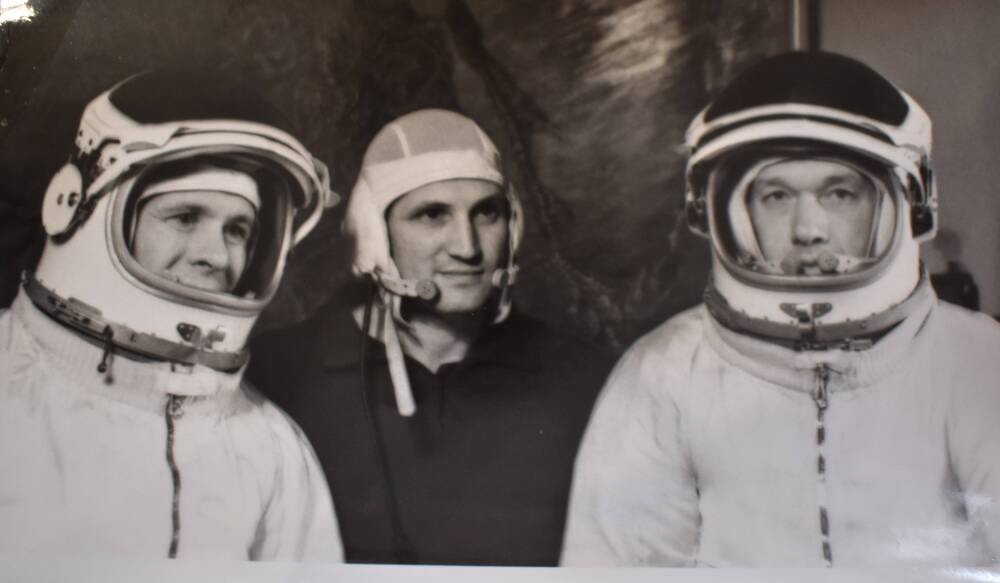Фотография. А. С. Елисеев  с космонавтами  Б. Волыновым и Е. Хруновым