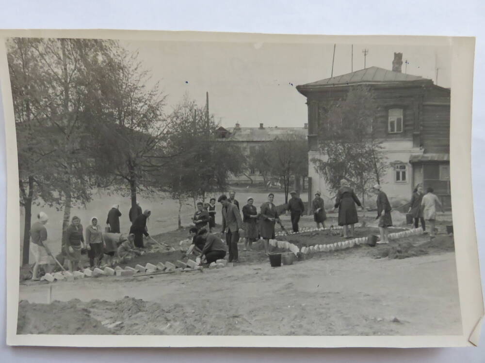 Фотография Посадка цветов перед зданием Райисполкома