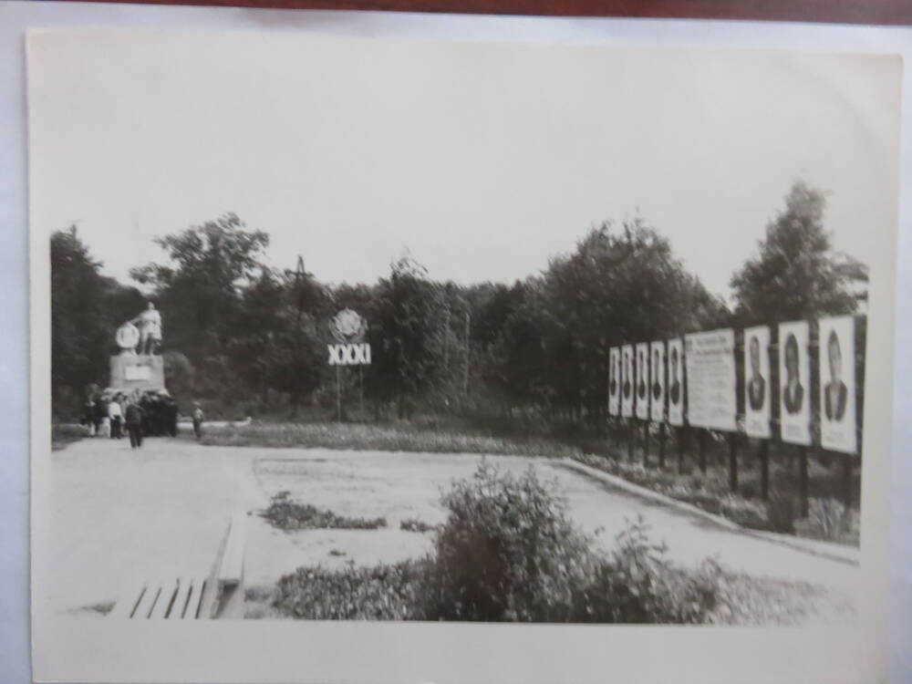 Фотография Аллея героев на площади в городе Гаврилов Посад