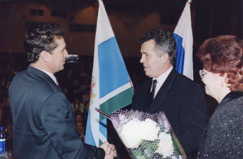 Фотография. Инаугурация Шаньгина Виктора Михайловича. Поздравление от А.М.Аскарова, 19 декабря 2000 г.