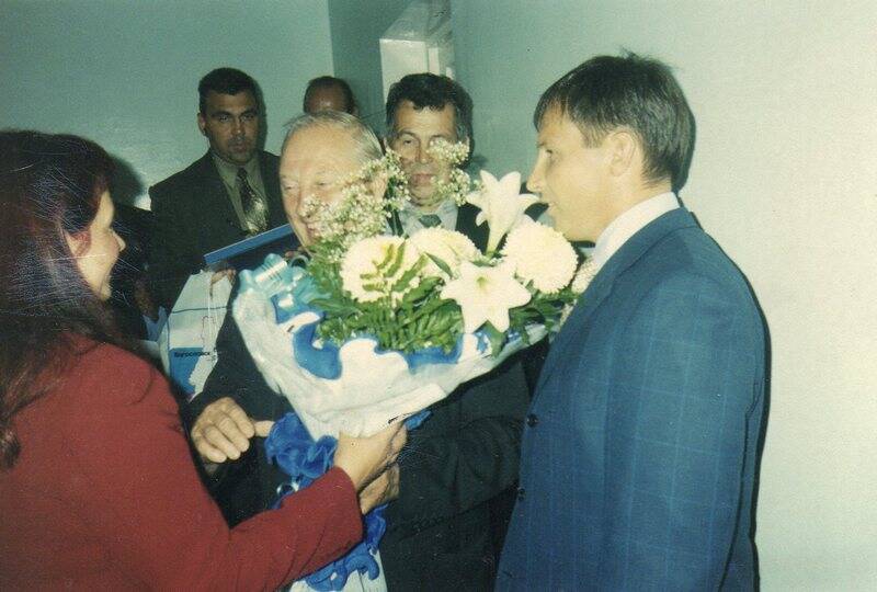 Фотография групповая. Встреча с губернатором Свердловской области Э.Э. Росселем, 5 августа 2003 г.