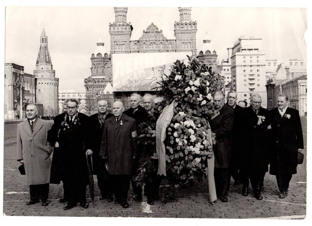 Фотография. Возложение венка к Мавзолею В.И. Ленина первый справа Савин М.К.