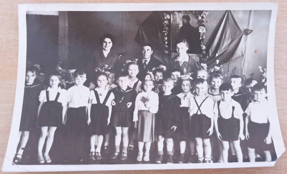 Фотография ч/б. Группа детей с работниками детского сада на фоне портрета В.И. Ленина г.Сковородино.
