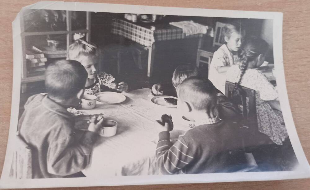 Фотография ч/б. Дошкольники во время завтрака в детском саду г.Сковородино, детский сад №1.