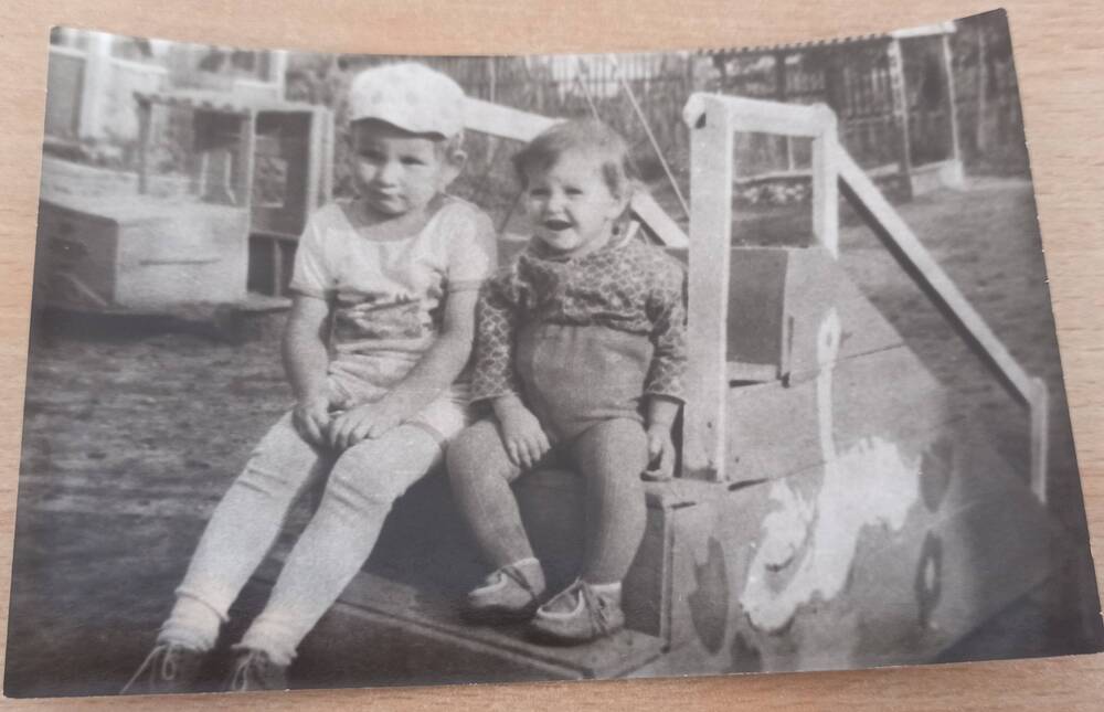 Фотография ч/б. Двое детей на игровой площадке детского сада г.Сковородино, детский сад №1.