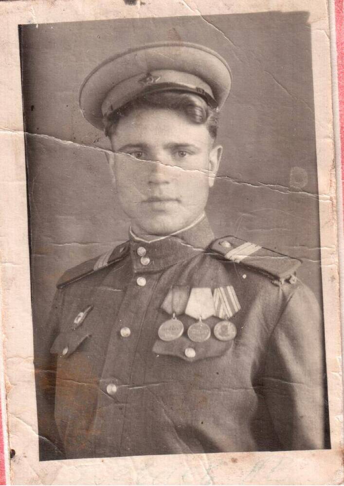 Фото ч/б портрет ветерана ВОВ Гревцова Александра Васильевича. Он снят вмолодом возрасте по пояс в фас с разворотом вправо.