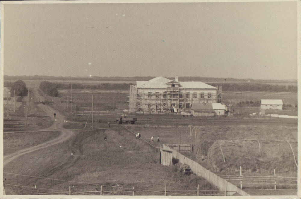 Фотография  строящейся школы в колхозе им. Ленина, 1954 год.