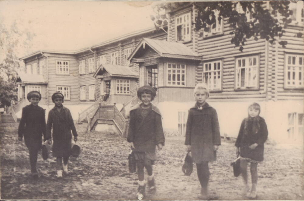 Фотография учеников школы колхоза им. Ленина.