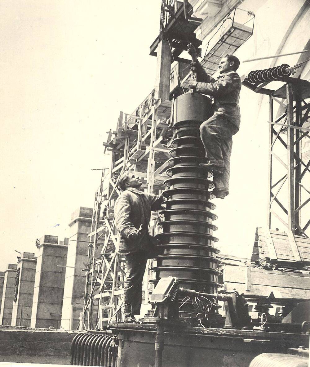 Фото. Строительство Волго-Донского канала. Монтаж трансформаторов первого агрегата Цимлянской гидроэлектростанции.