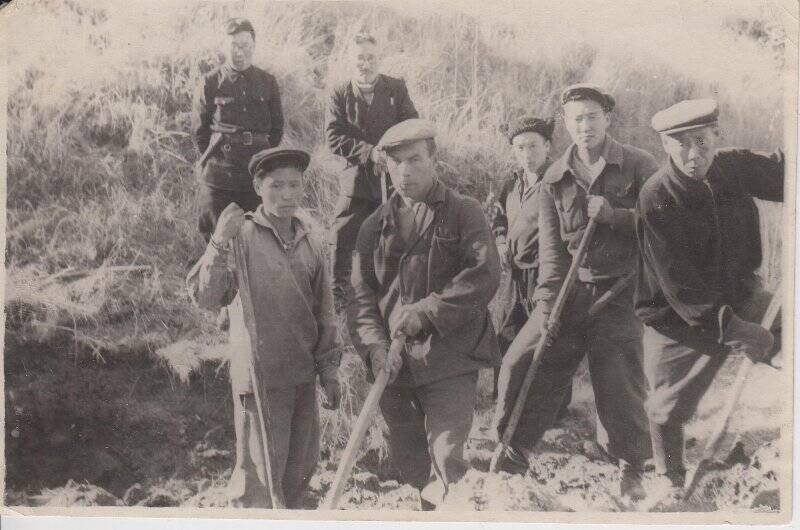 Фотография. Раскопка носорога найденного Находкиным С.М. 13.09.1954г.