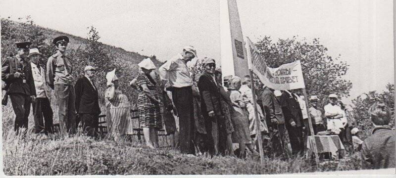 Фотография. У памятника Рыдзинского в г.Якутске в 1975г. члены клуба РБТС.