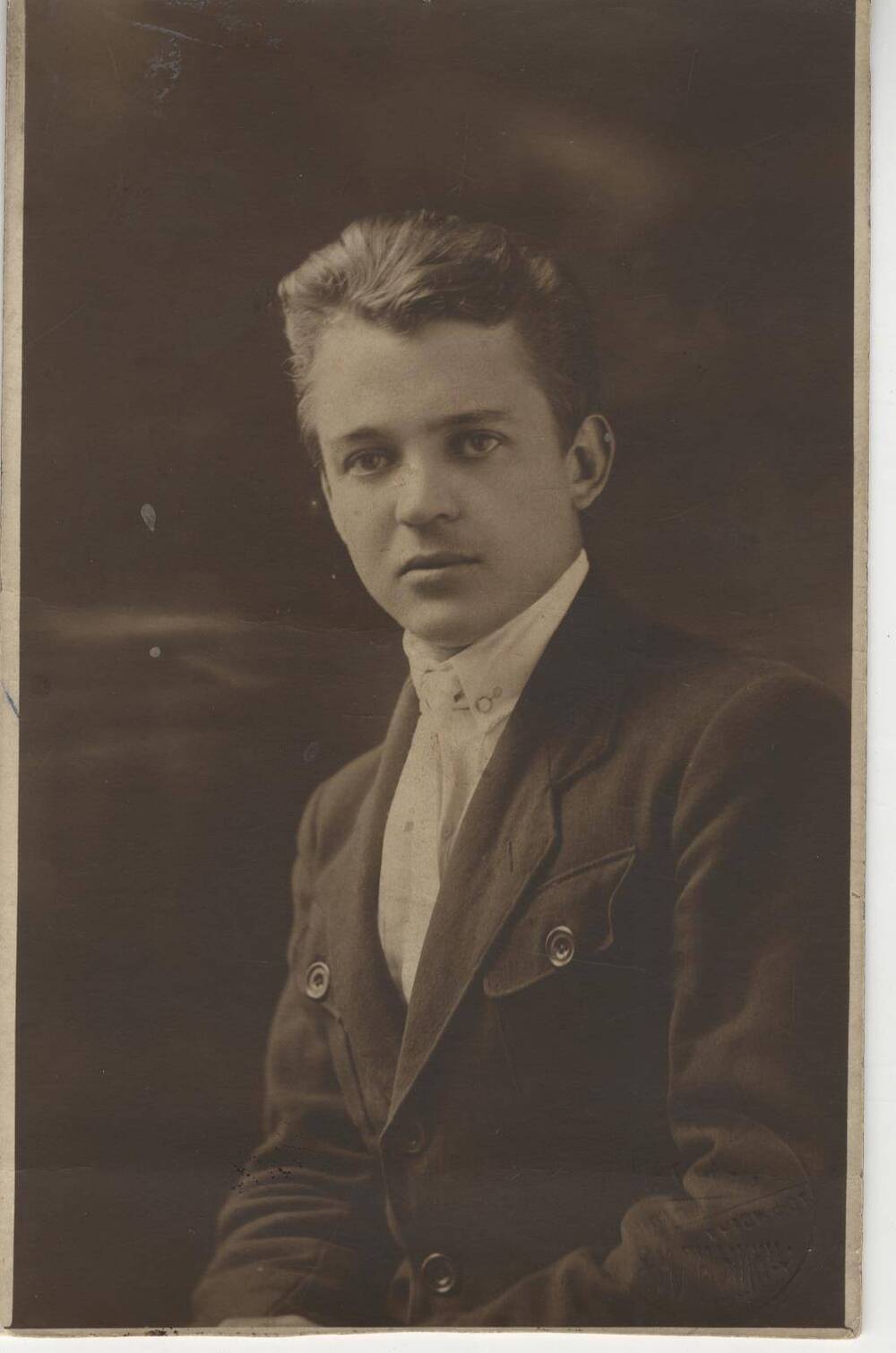 Фотография черно-белая. Петр Степанович Дурай - студент в Харбине, 1923 год