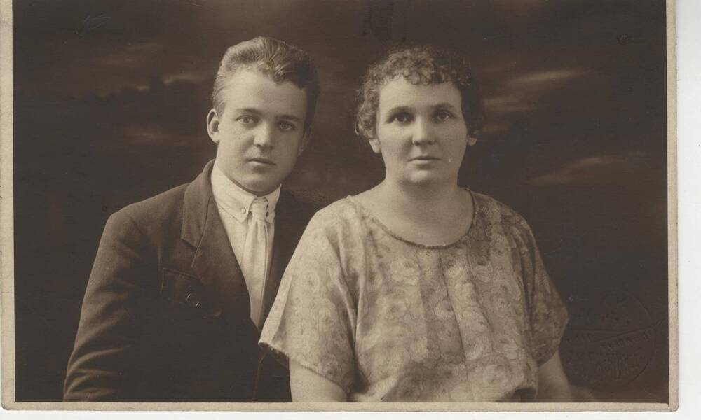 Фотография черно-белая. Дурай Петр Степанович с матерью – Екатериной Логиновной Дурай. 24 сентября 1923 года, город  Харбин