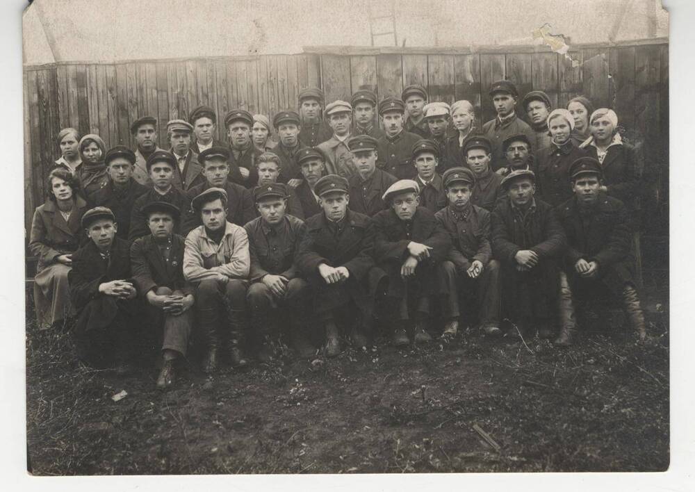 Фотография черно-белая. Зинаида Васильевна Дурай с учениками в железнодорожном депо, ликбез, 1936 г.