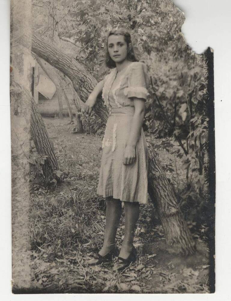 Фотография черно-белая. Алла Петровна Дурай в Ленинском парке, 1951 год