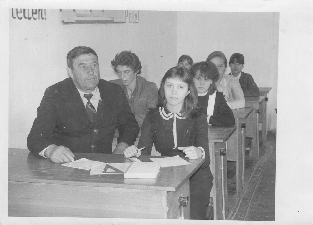 Фотография черно-белая. Групповой снимок заседания комитета комсомола в Зимнее-Ставочной средней школе.