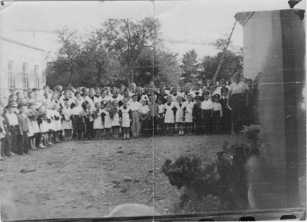 Фотография черно-белая торжественной линейки в школе с. Ачикулак, 1963 г.