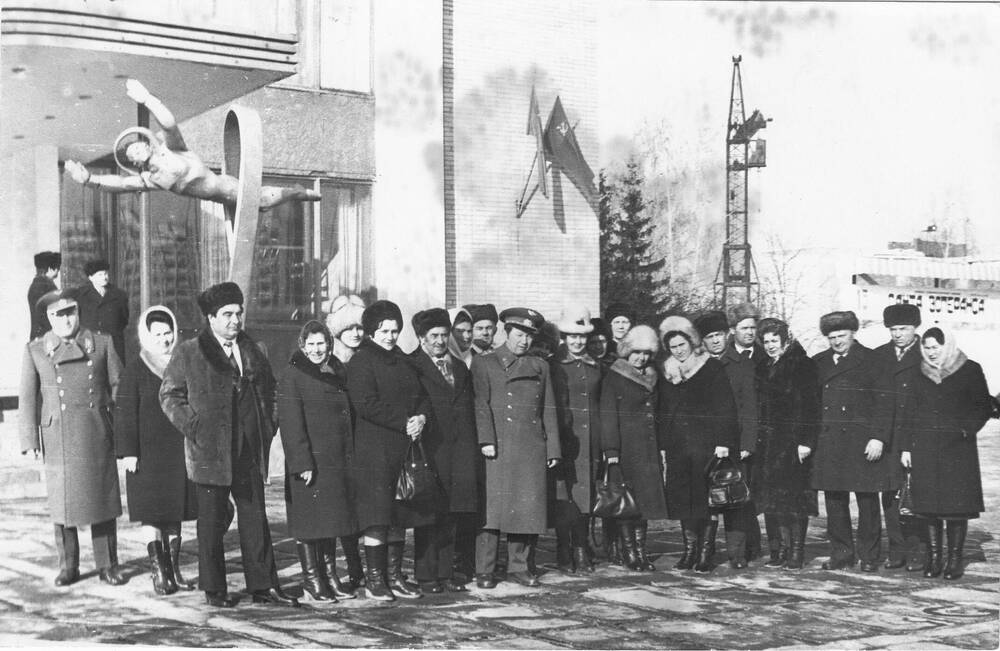 Фотография черно-белая. Групповой снимок участников 26 съезда КПСС в Звездном городке.