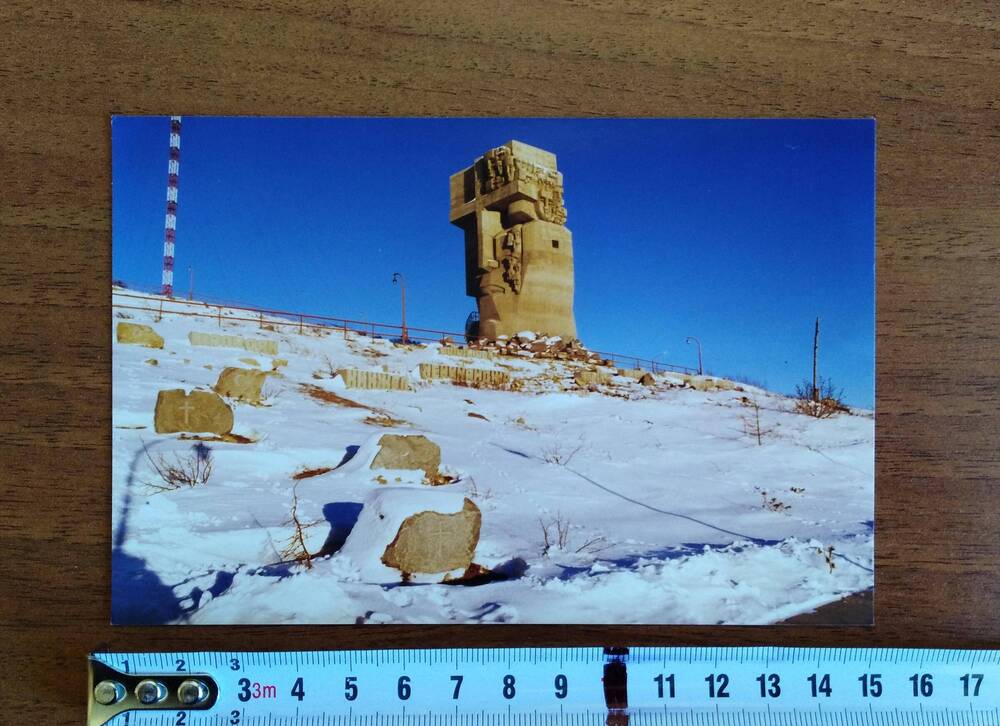 Фотография цветная, глянцевая печать, монумент «Маска Скорби» зимой