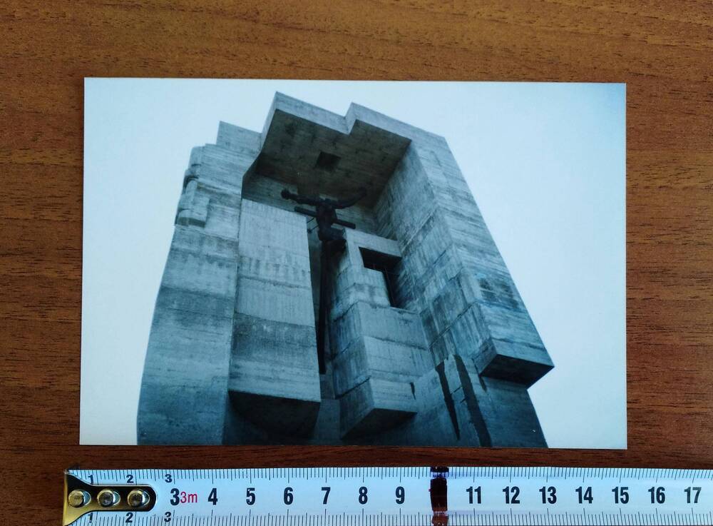 Фотография цветная, матовая печать, монумент «Маска Скорби», верхняя часть ниши монумента с обратной стороны, на которой расположен крест со скульптурой мученика колымских лагерей, г. Магадан