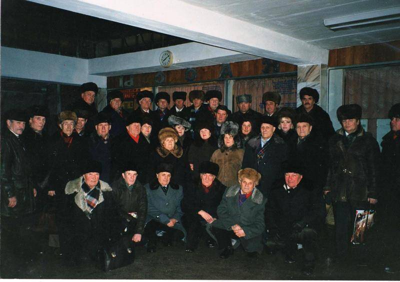 Фотография участников торжественного собрания в 
г. Красноярске в честь 100-летия железной дороги.
