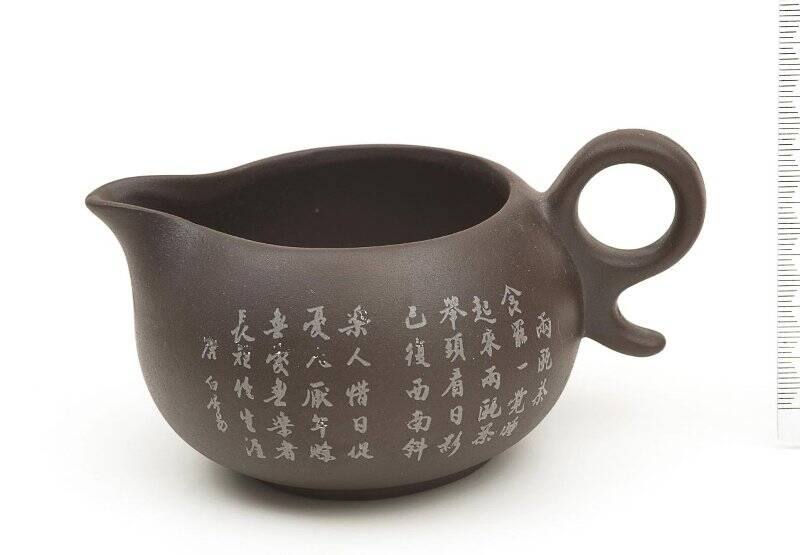 Кувшинчик-сливник чахай («море чая»), или гундаобэй («чаша справедливости»). из сервиза чайного «Вечность».