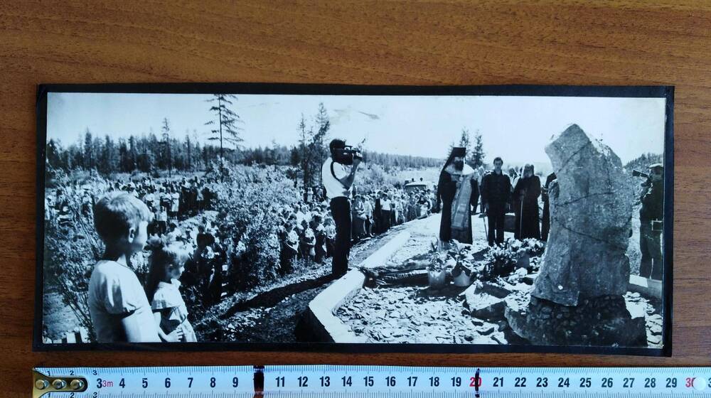 Фотография черно-белого цвета, глянцевая печать. «Серпантинка» открытие памятника жертвам сталинских репрессий