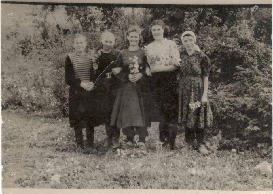 Фотоснимок  групповой.  Краснова Таисья Ильинична (вторая справа)