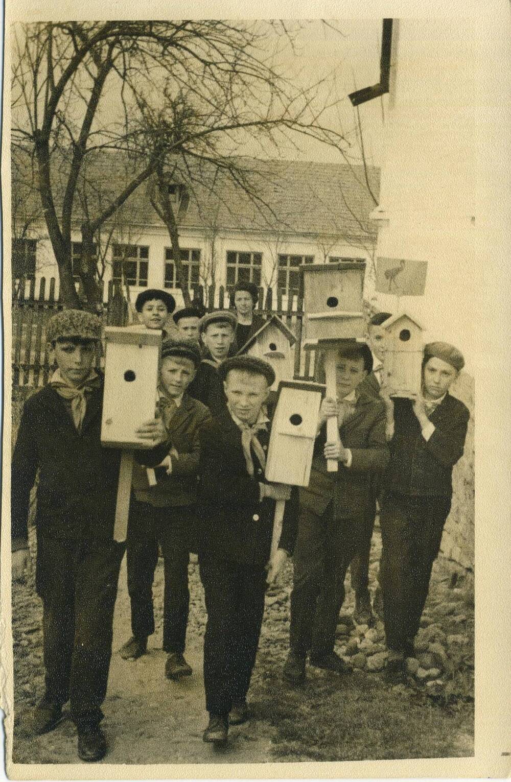 Фотография групповая. Учащиеся школы № 1 г. Горячий Ключ устанавливают скворечники ко Дню птиц во дворе школы