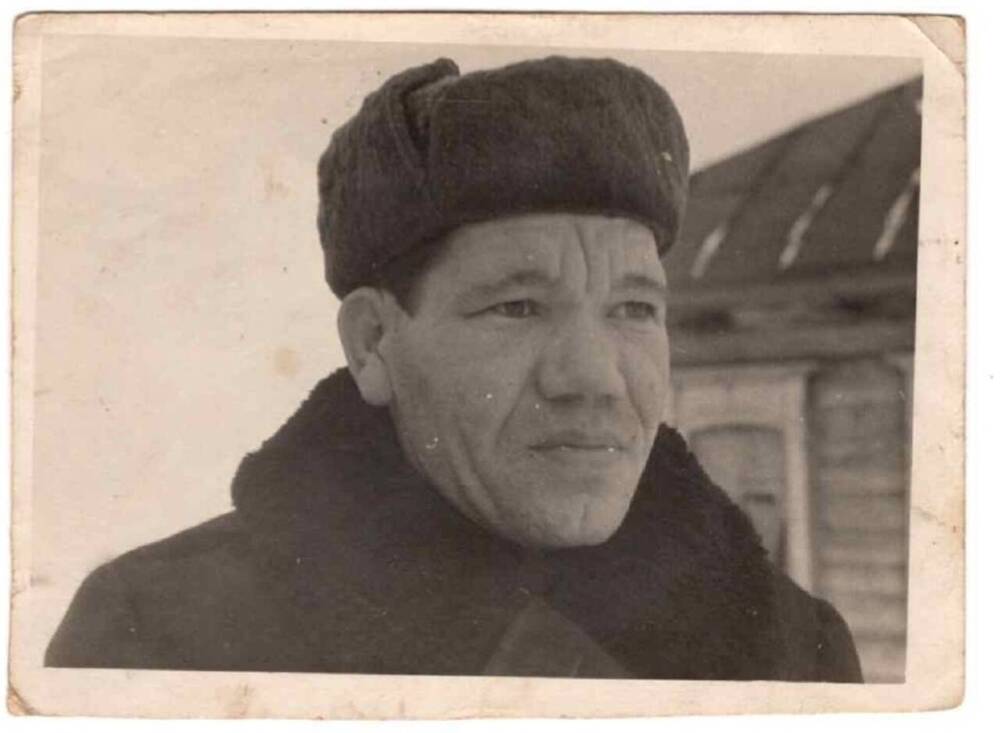 Фотография черно-белого изображения. Байков К.М. в шапке и пальто на улице
