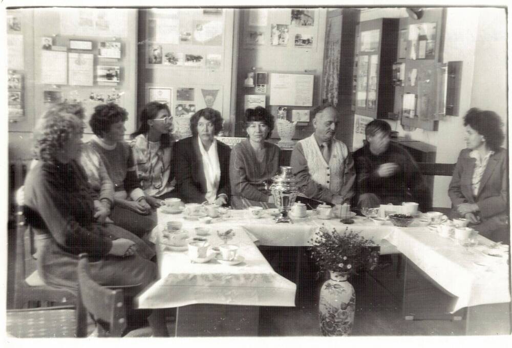 Фотография ч/б групповая. Вяземский музей, встреча учителей иностранного языка с бизнесменом из Новой Зеландии.