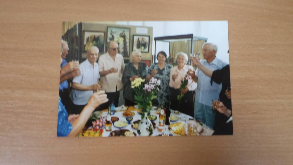 Фото сюжетное цветное Встреча почетных граждан в музее