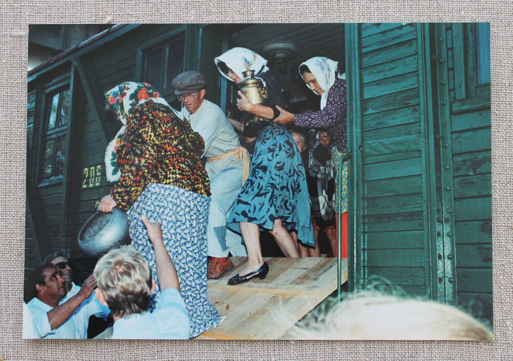 Фото. Приезд переселенцев в Исилькуль. 1995г.