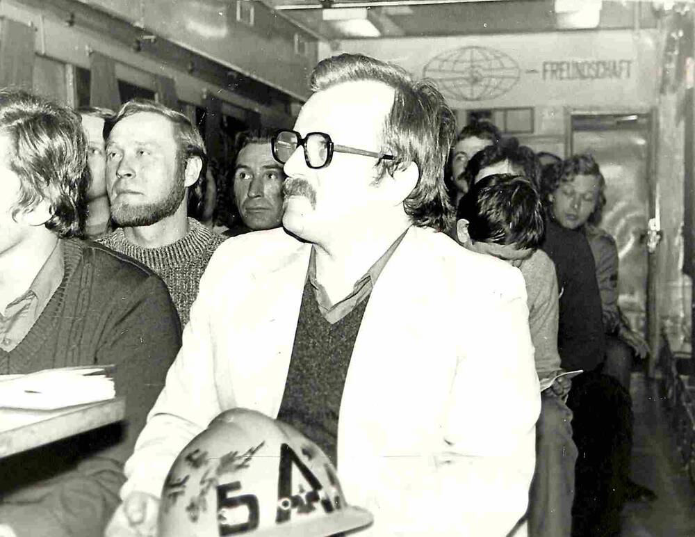 Фото. Делегация Союза свободной немецкой молодёжи (ГДР) на борту агитпоезда Комсомольская правда. Тында. 11 ноября 1980 года