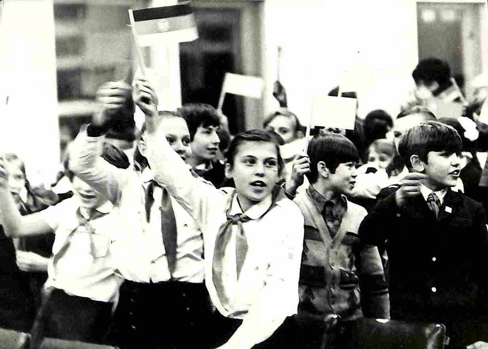 Фото. Учащиеся средней школы №5 приветствуют делегацию Союза свободной немецкой молодёжи (ГДР). Тында. 11 ноября 1980 года
