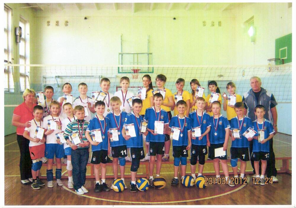 Фотография цветная, групповая Команды юношей и девушек по волейболу ДЮСШ г. Шимановска с тренерами