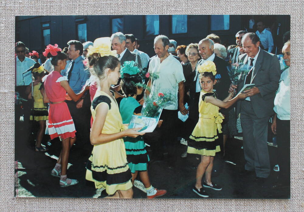 Фото. Гостям праздника вручают сувениры. 1995г.