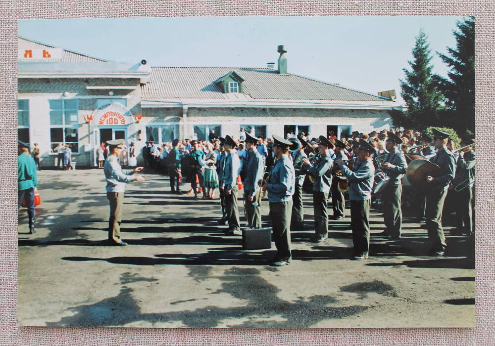 Фото. На перроне вокзала играет оркестр Омского гарнизона 1995г.
