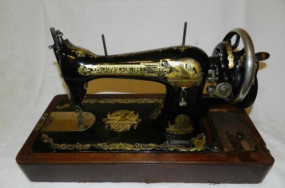 Купить машинку 21 век. Швейная машинка Зингер 19 век. Швейная машинка Зингер 20 век. Зингер швейная машинка 1902н. Ручная швейная машинка (Zinger super 2001).